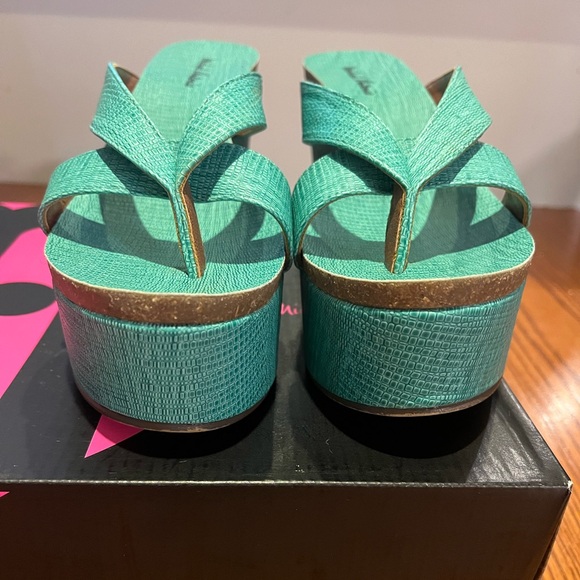 NIB Michael Antonio GRANBY Green Slip-On Platform Thong Sandals, Size 8 - Picture 2 of 5